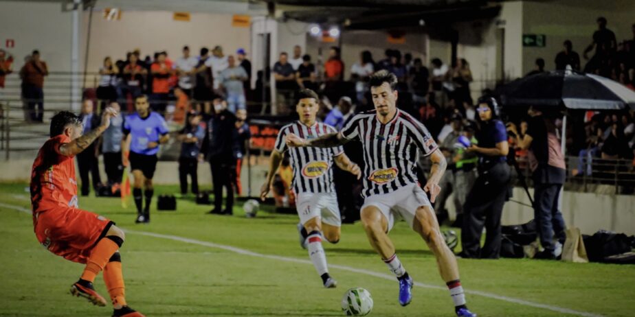 Imagem jogadores disputando a bola do jogo