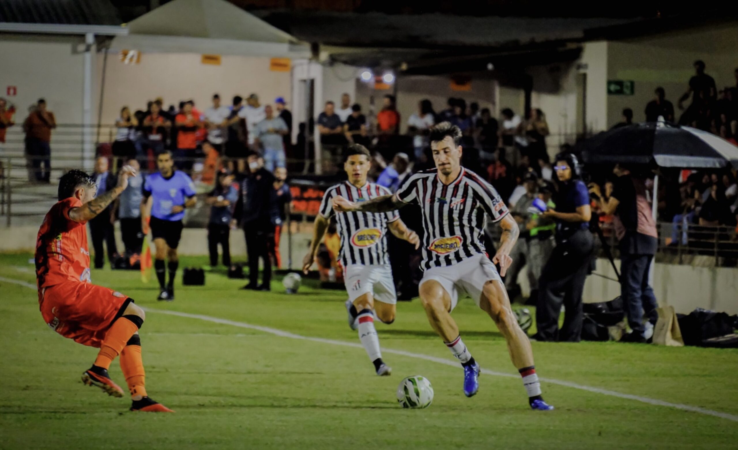 Imagem jogadores disputando a bola do jogo