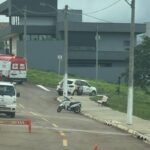 Imagem carros na rua em meio a casas