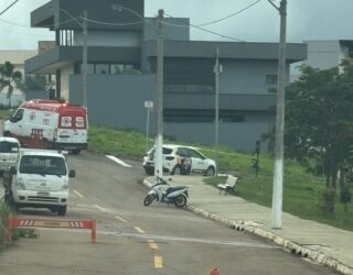 Imagem carros na rua em meio a casas