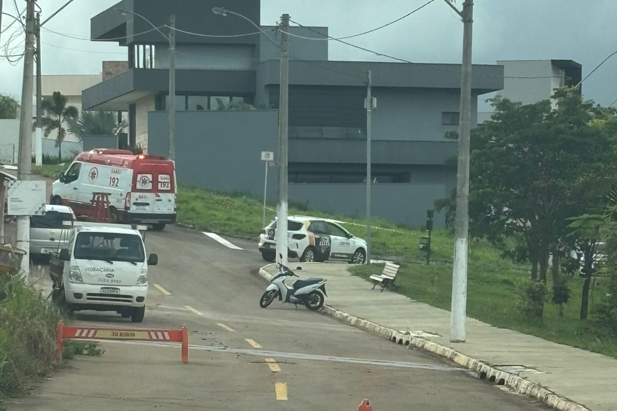 Imagem carros na rua em meio a casas