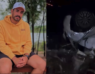 Imagem homem de boné e blusa amarela ao lado carro destruído após acidente