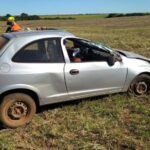Imagem carro prata amassado após capotamento