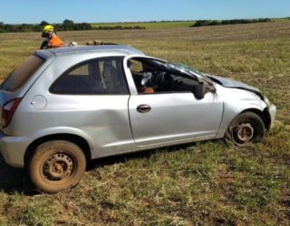 Imagem carro prata amassado após capotamento