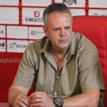 Imagem homem olhando para o lado