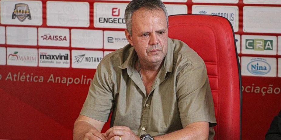 Imagem homem olhando para o lado