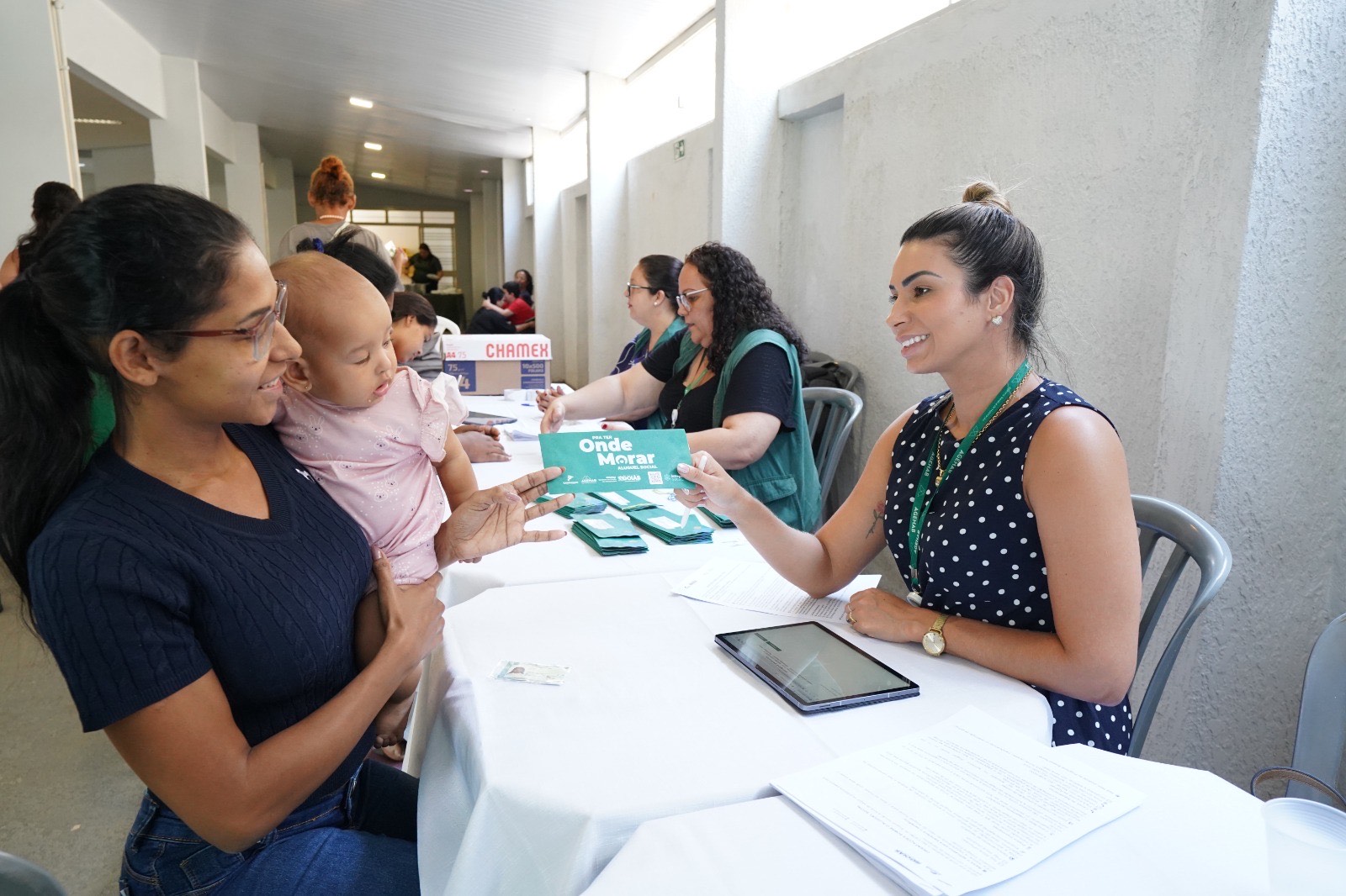 Imagem mulher sendo atendida com criança no colo