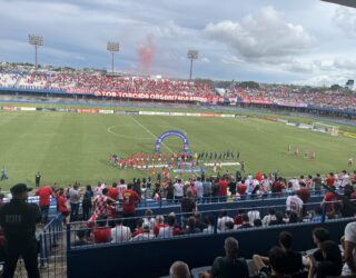 Imagem jogadores no meio do campo