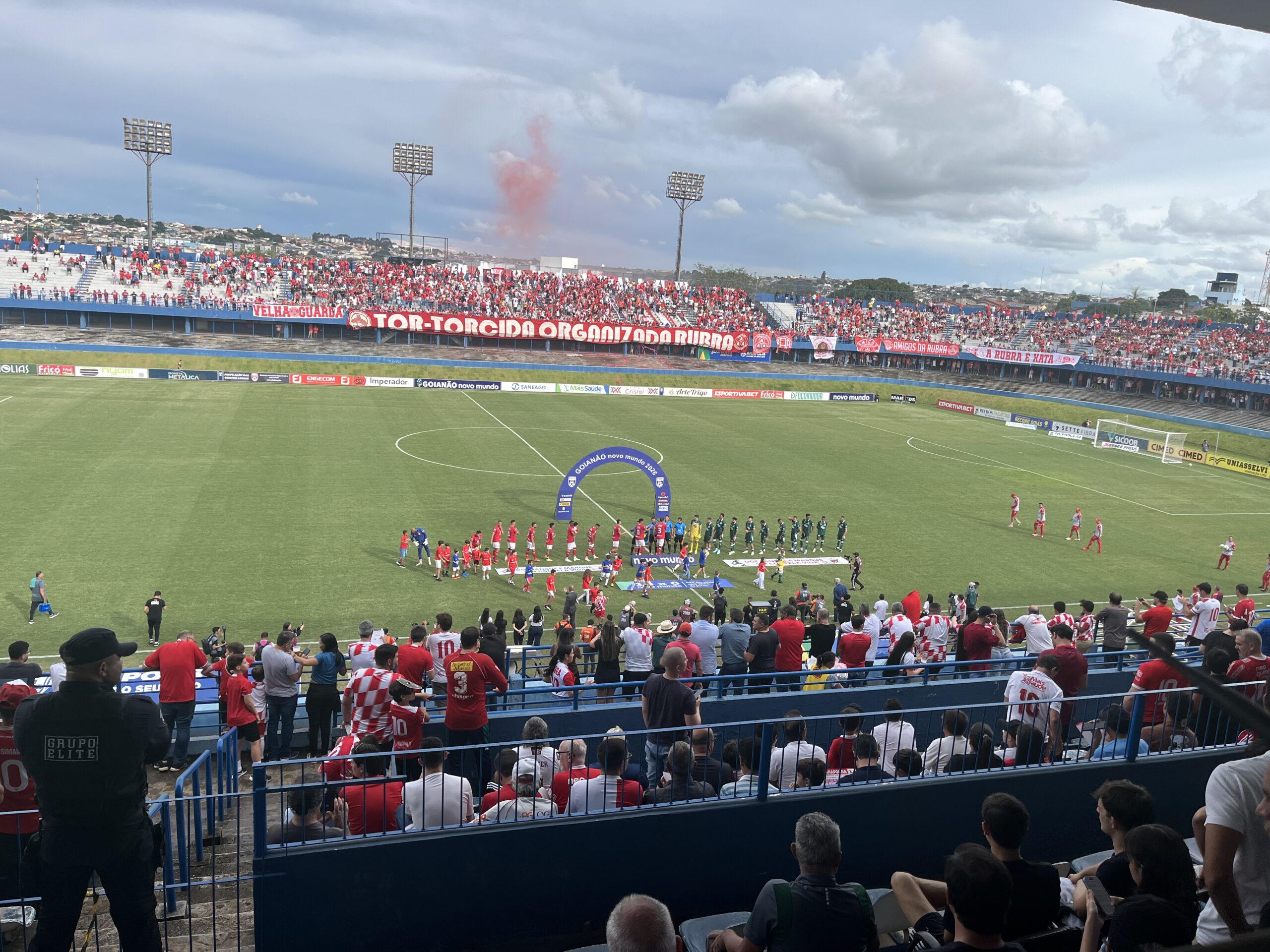 Imagem jogadores no meio do campo