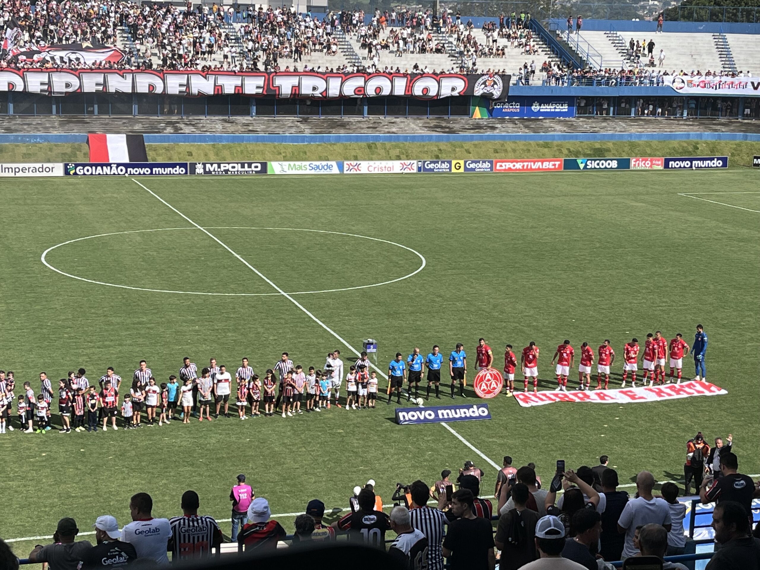 Imagem jogadores no centro do gramado