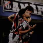 Imagem jogador correndo de olhos fechados com as mãos para cima