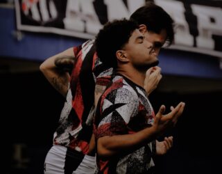 Imagem jogador correndo de olhos fechados com as mãos para cima