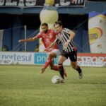 Imagem jogadores disputando a bola no gramado