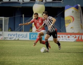Imagem jogadores disputando a bola no gramado