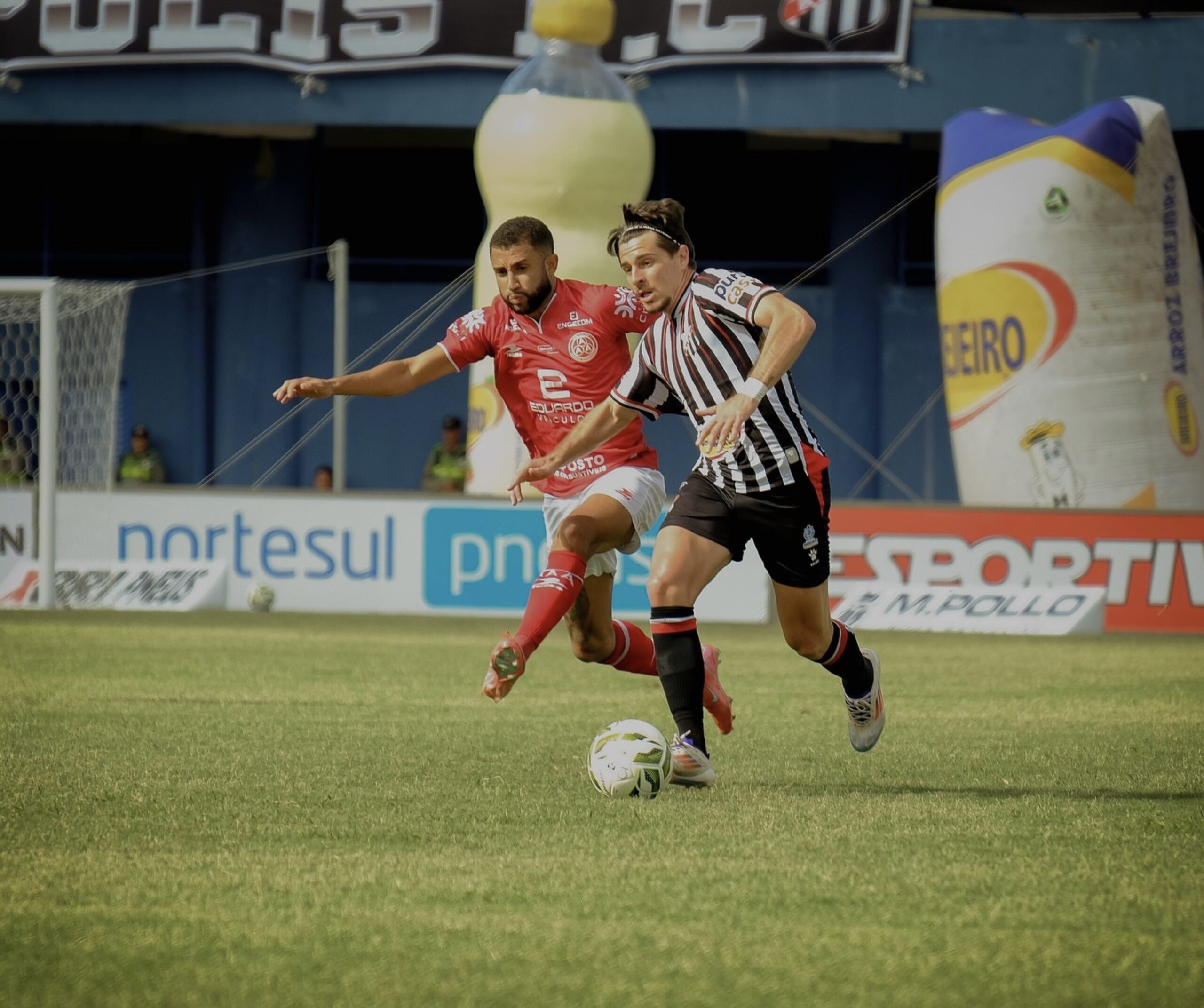 Imagem jogadores disputando a bola no gramado