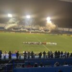 Imagem jogadores no centro do campo