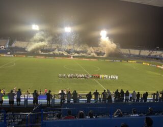 Imagem jogadores no centro do campo