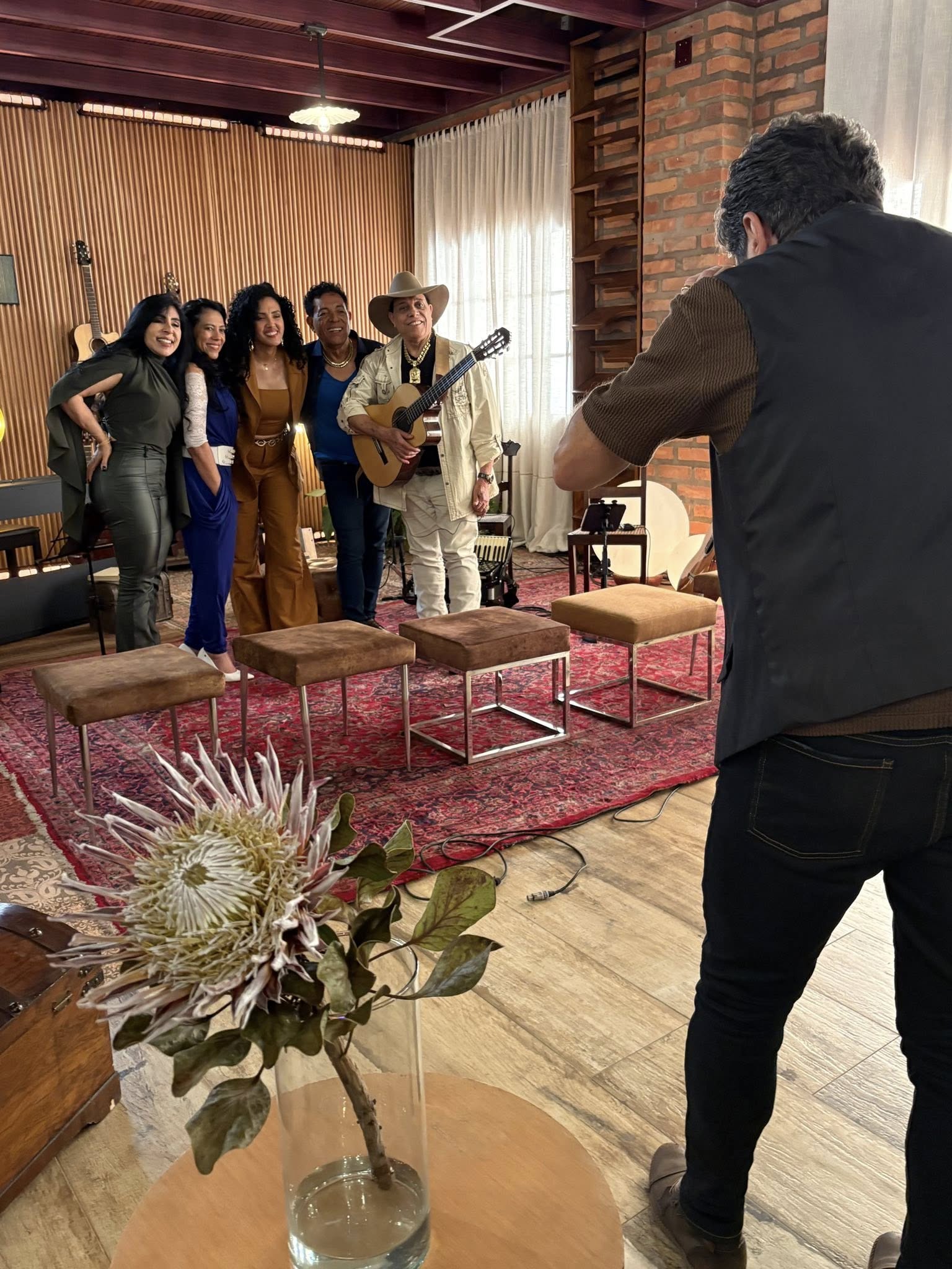 Imagem pessoas abraçadas e um fazndo a foto