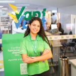 Imagem jovem sorridente camisa verde e braços cruzados
