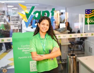 Imagem jovem sorridente camisa verde e braços cruzados