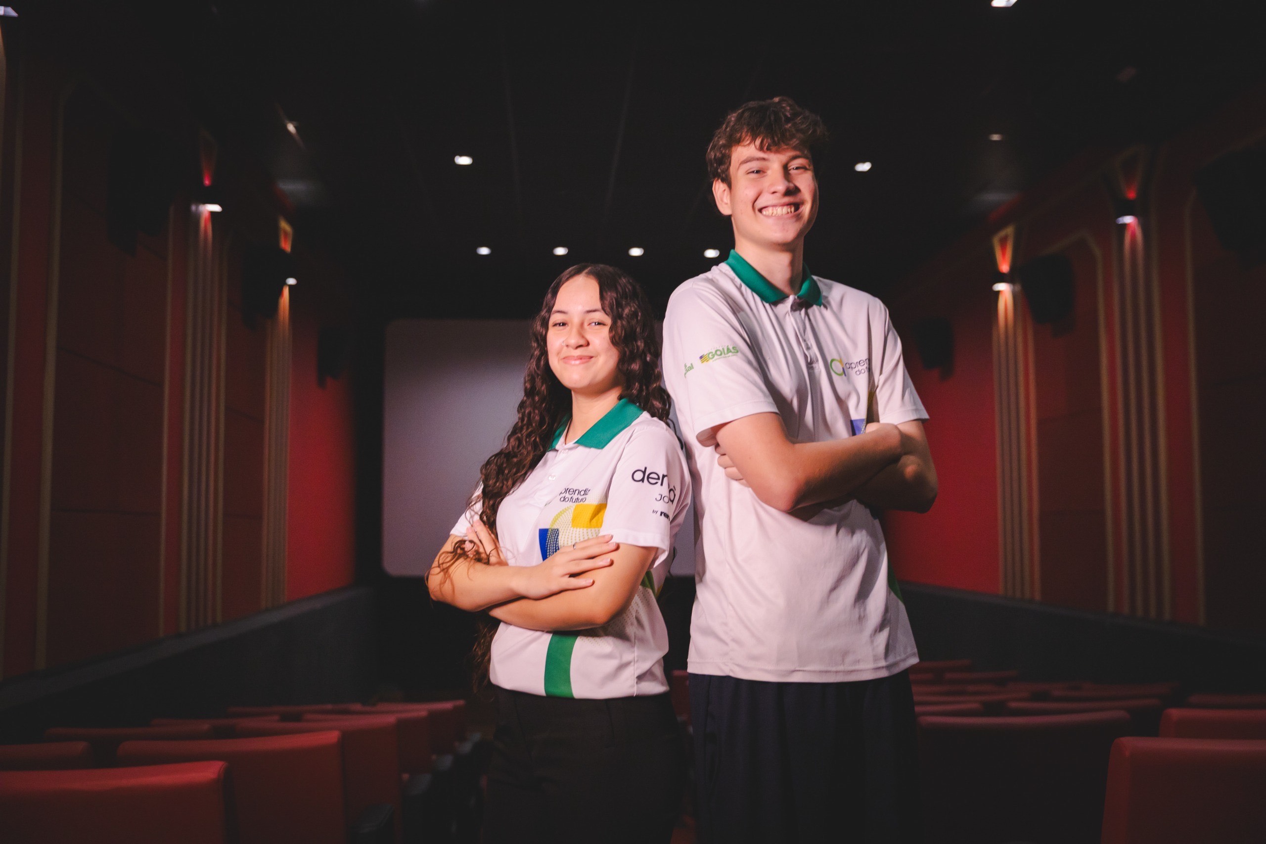 Imagem dois jovens camisa branca sorrindo