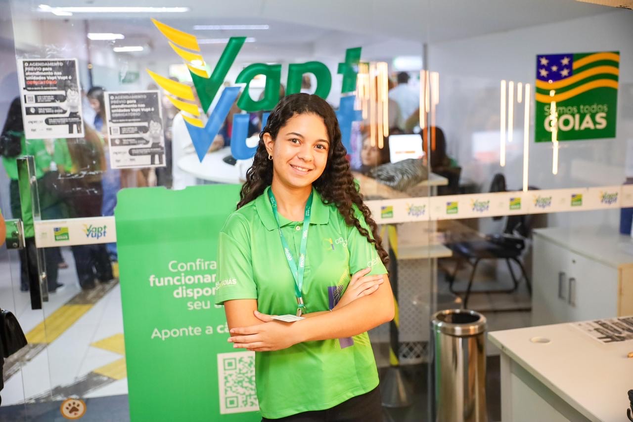 Imagem jovem sorridente camisa verde e braços cruzados