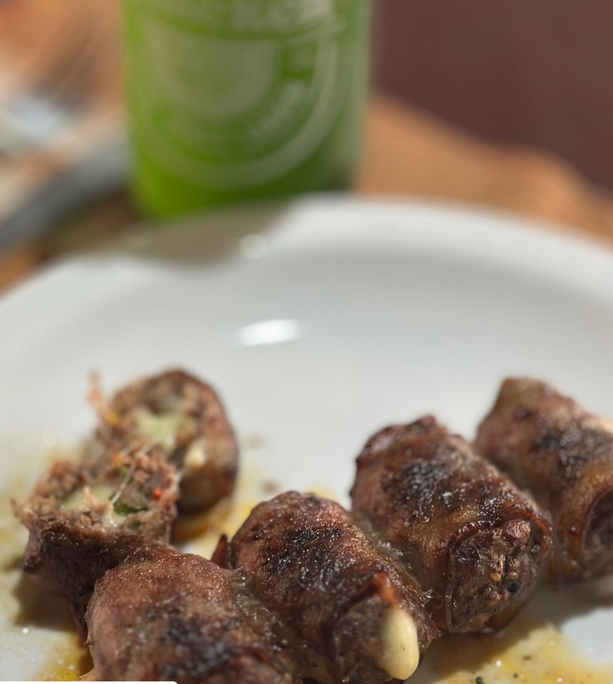 Imagem espetinho servido em uma prato