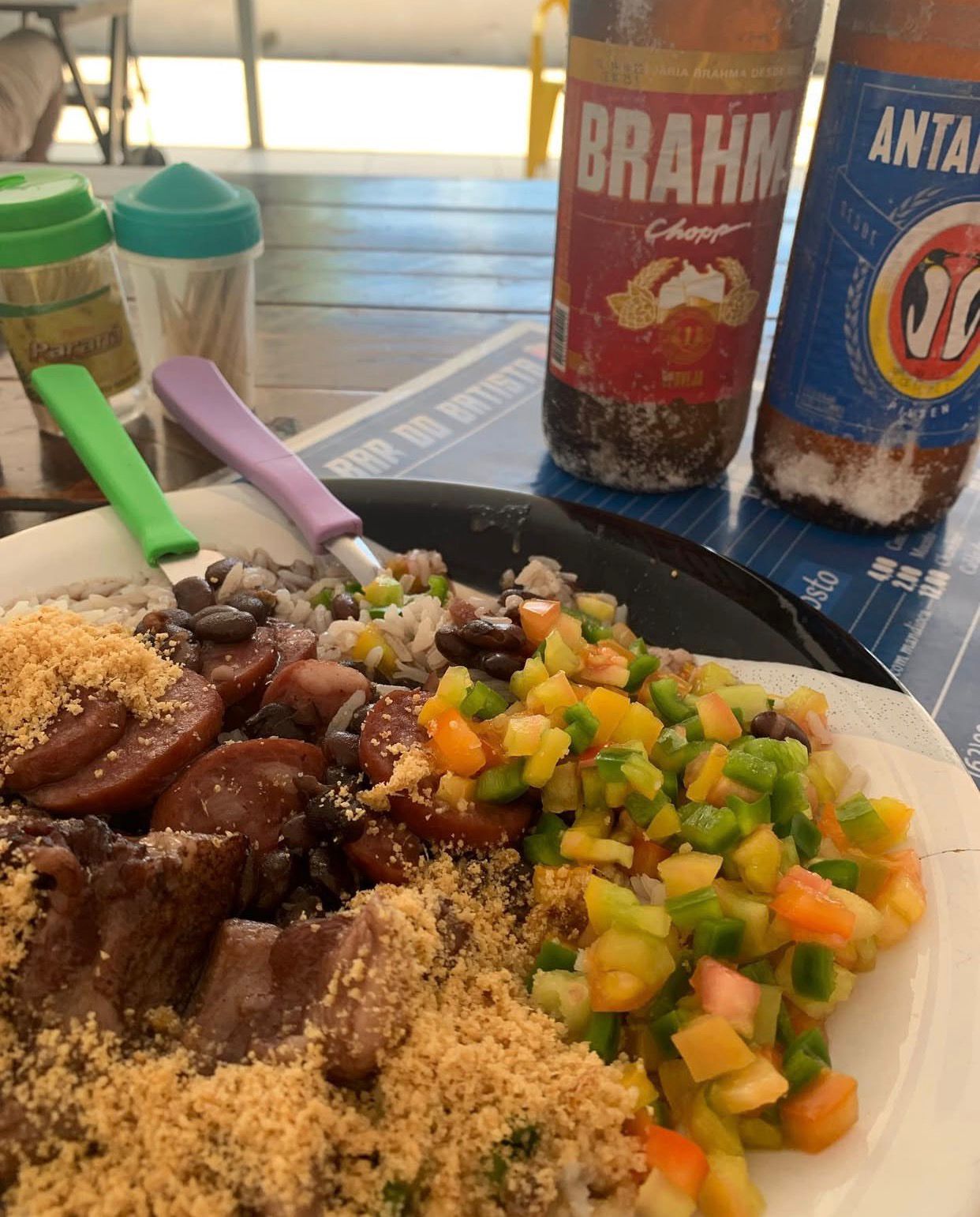 Imagem feijoada com acompanhamentos no prato