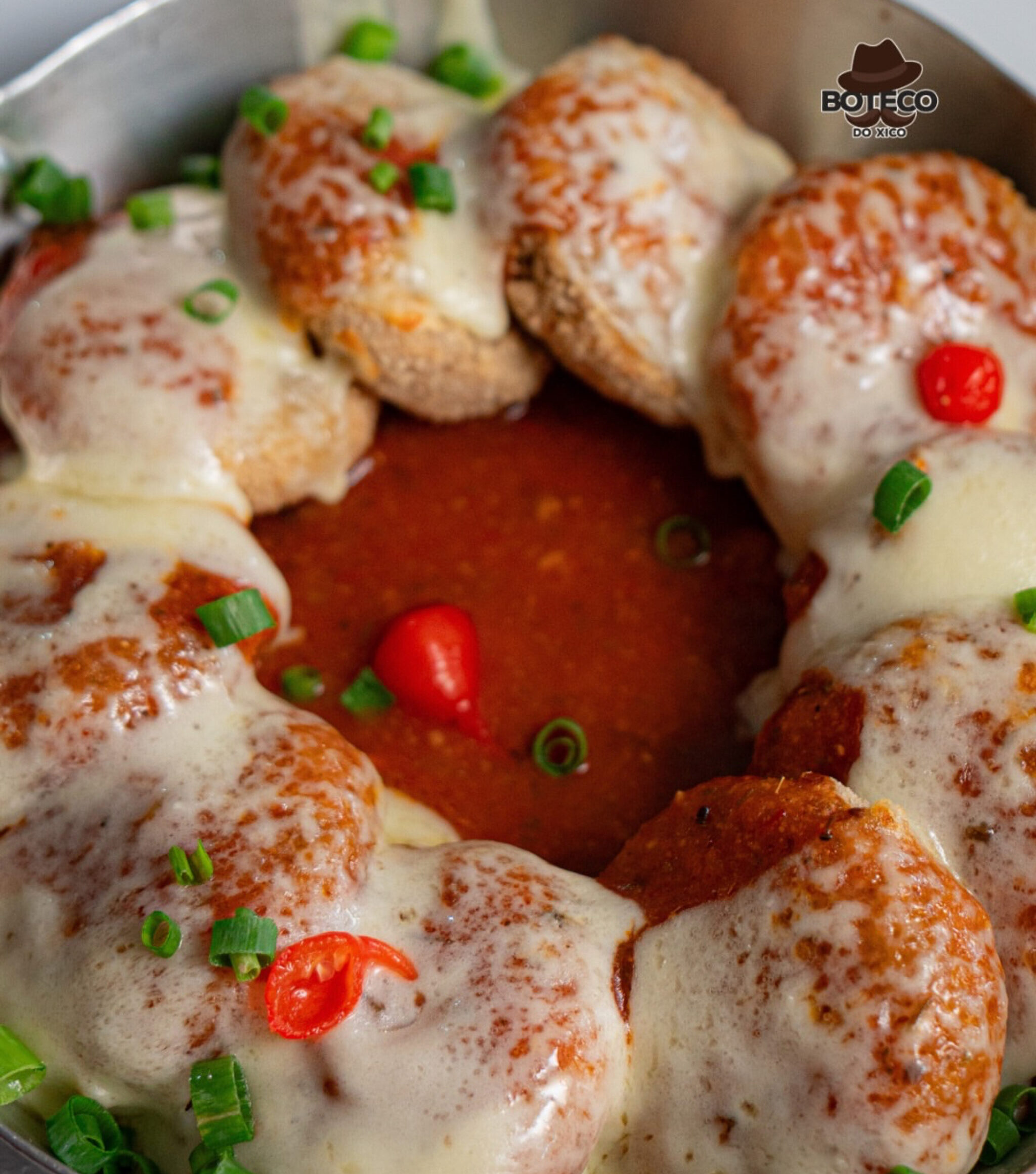 Imagem carne com molho branco e pimenta vermelha por cima
