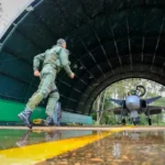 Imagem piloto em direção a avião