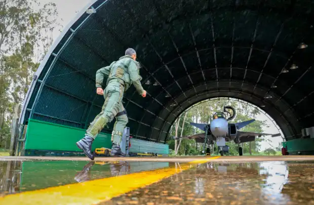 Imagem piloto em direção a avião