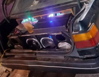 Imagem veiculo com equipamento de som instalado