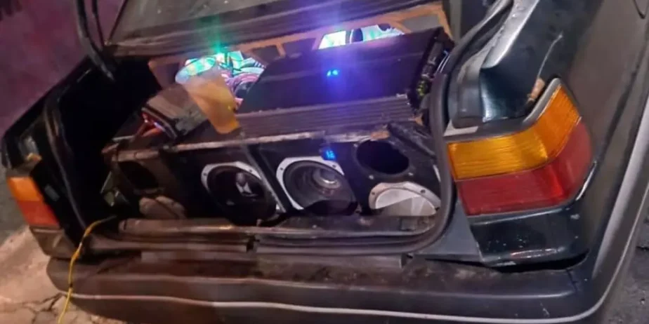 Imagem veiculo com equipamento de som instalado