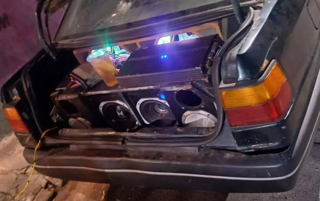 Imagem veiculo com equipamento de som instalado