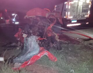 Imagem a noite veiculo destrido