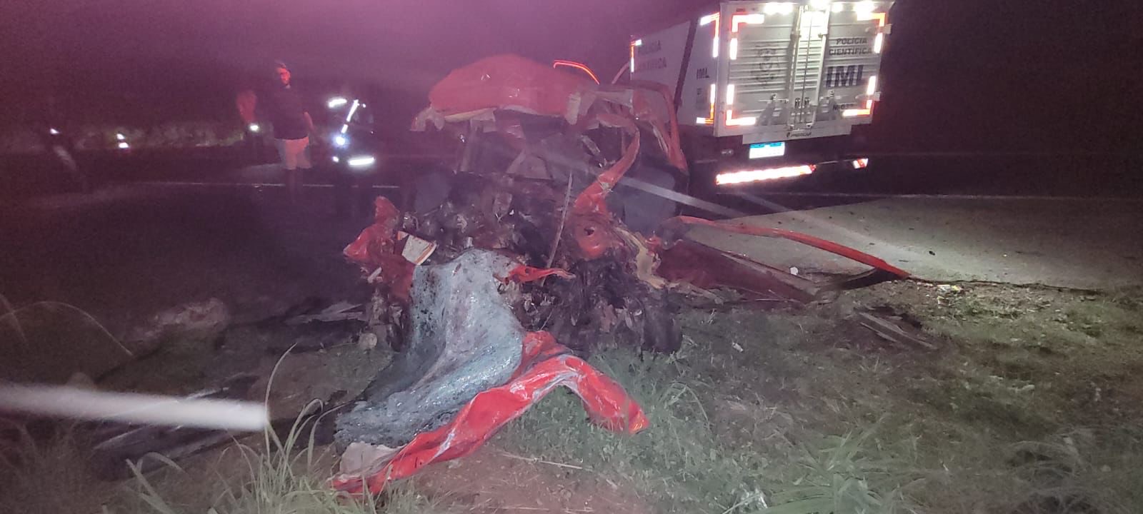 Imagem a noite veiculo destrido