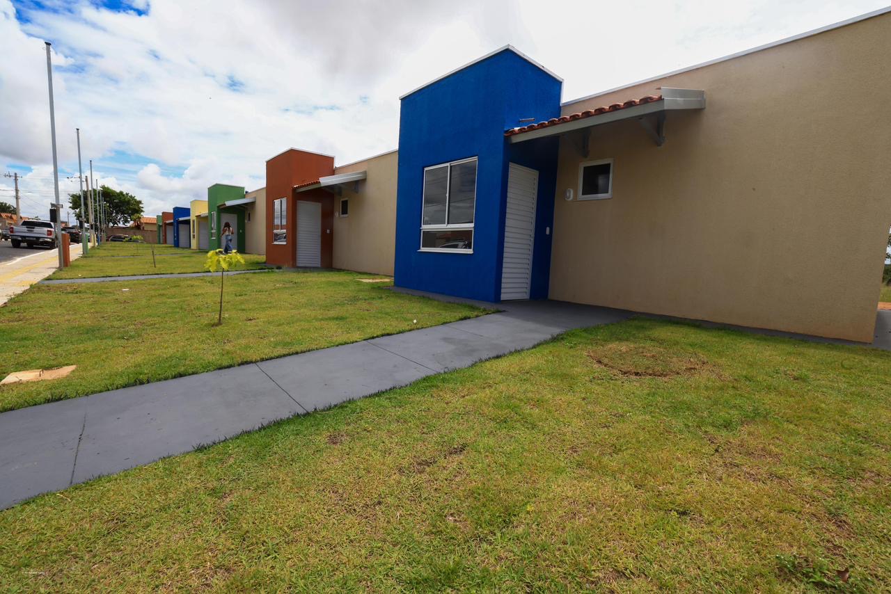 Imagem casas populares em destque de cor azul