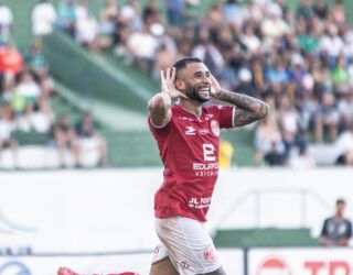 Imagem jogador comemorando gol