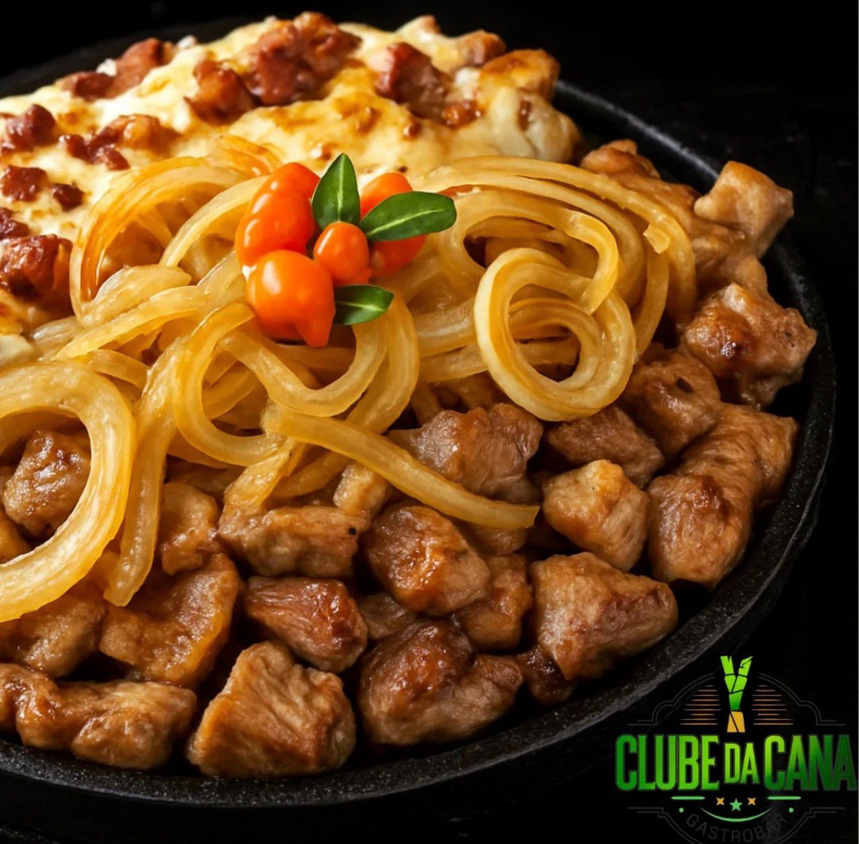 Imagem porção de carne acebolada na bandeja