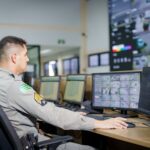 Imagem policial em frente o computador