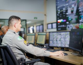 Imagem policial em frente o computador