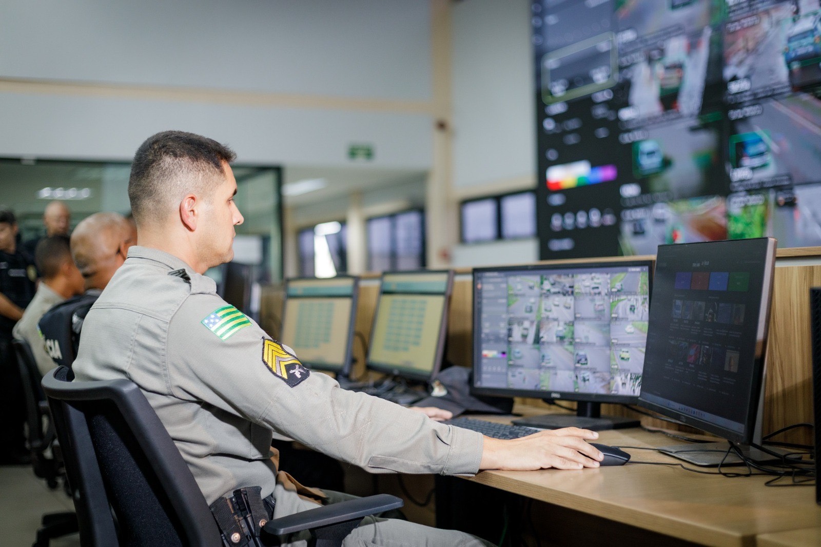 Imagem policial em frente o computador