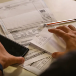 Imagem mãos caneta e papeis