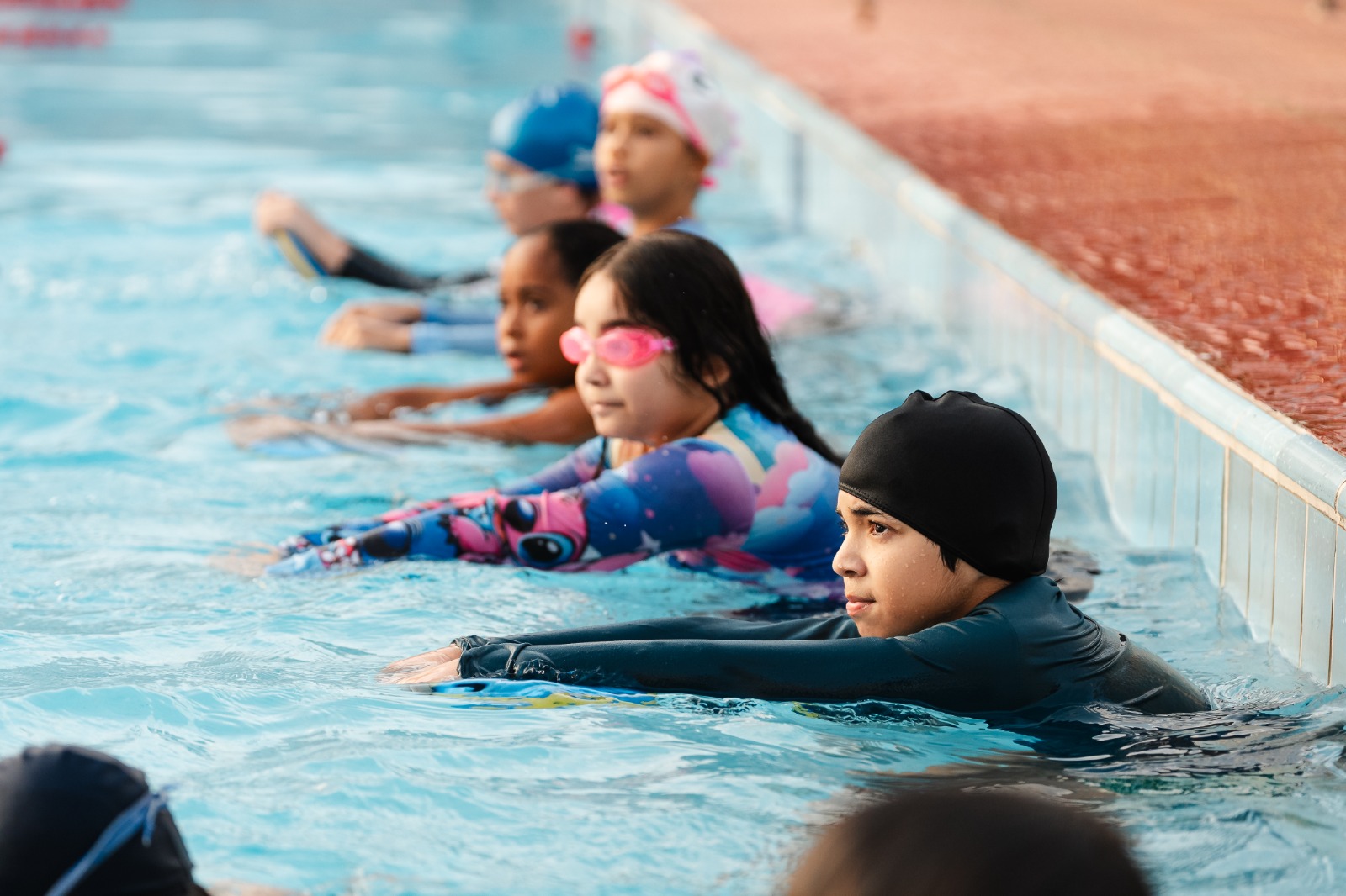 Imagem pessoas de toca dentro da piscina