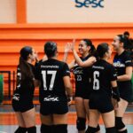 Imagem jogadoras de vôlei com camisa preta