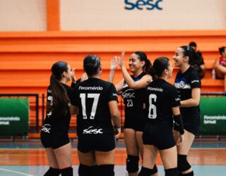 Imagem jogadoras de vôlei com camisa preta