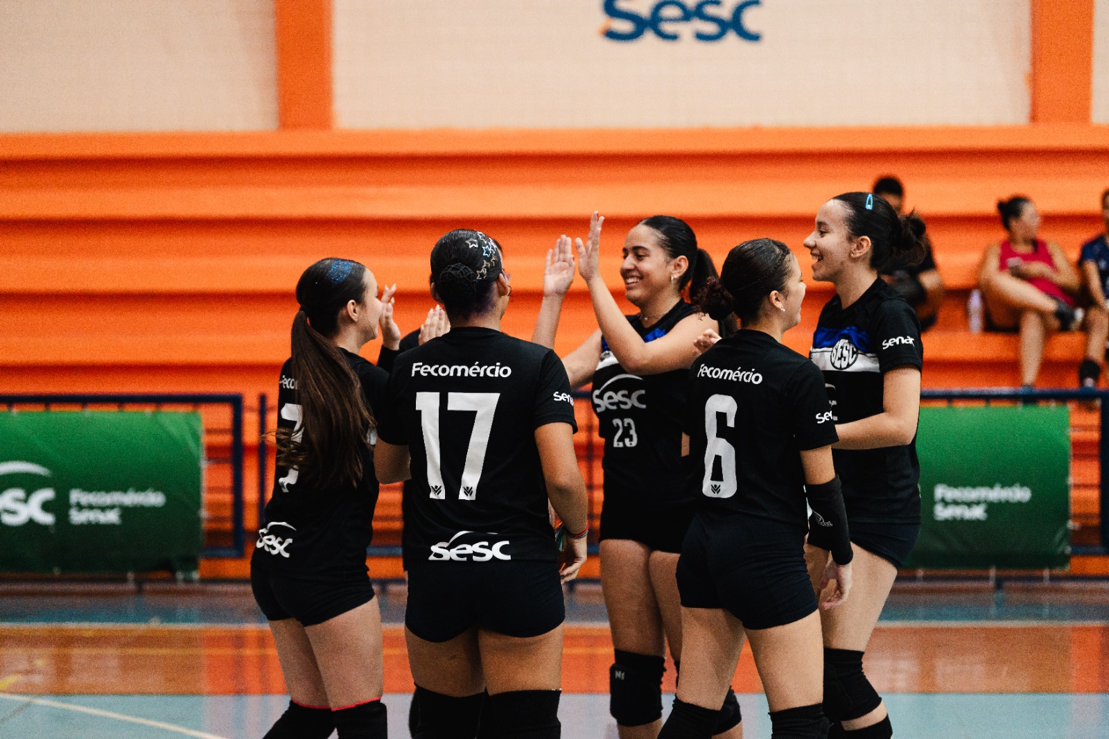 Imagem jogadoras de vôlei com camisa preta