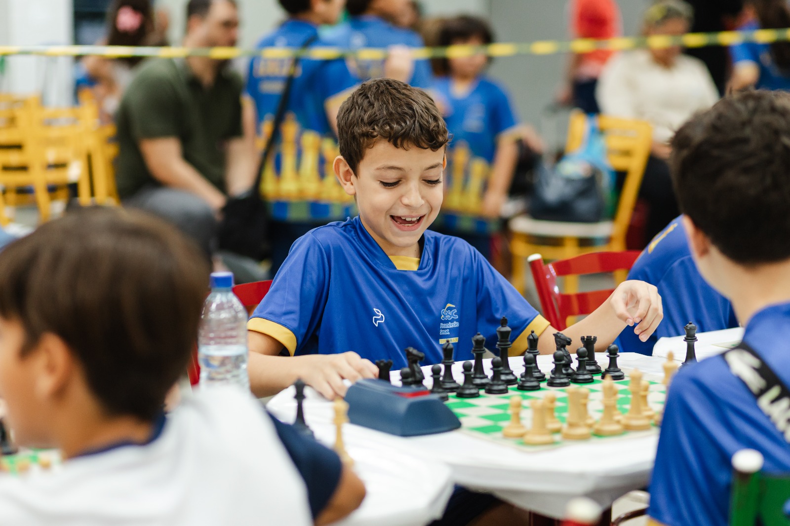 Imagem crianças jogando Xadrez