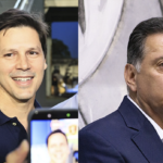 Imagem homem sorrindo ao lado outro homem sério