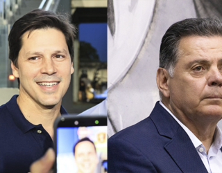 Imagem homem sorrindo ao lado outro homem sério